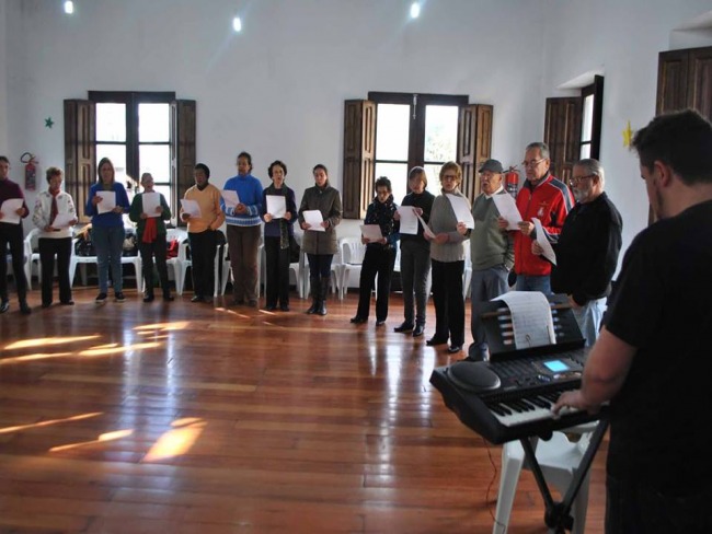 Idosos da Universidade Sênior de Bagé participam de aula de música