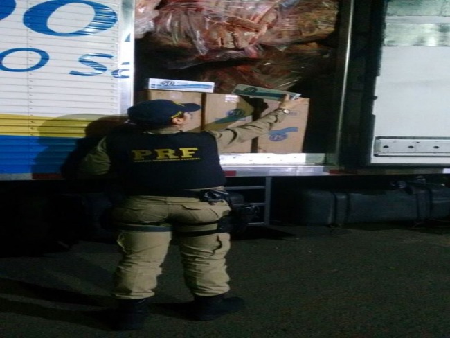Polícia Rodoviária Federal apreende cigarros contrabandeados junto à carne resfriada