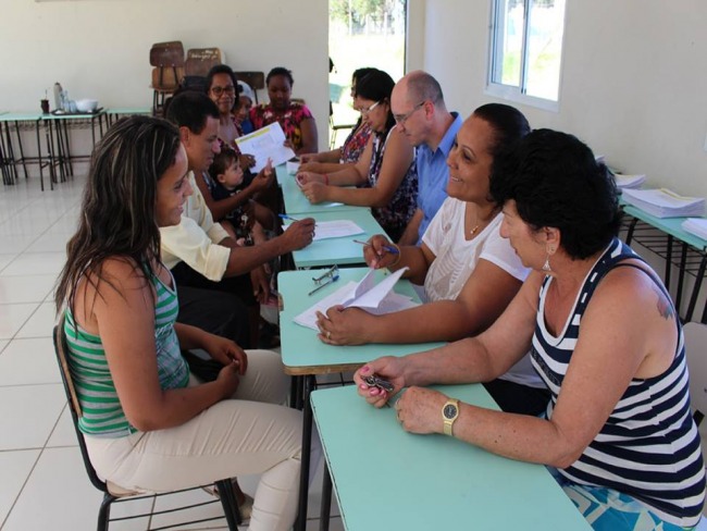 Moradores do Residencial Guenoas recebem contratos dos apartamentos 