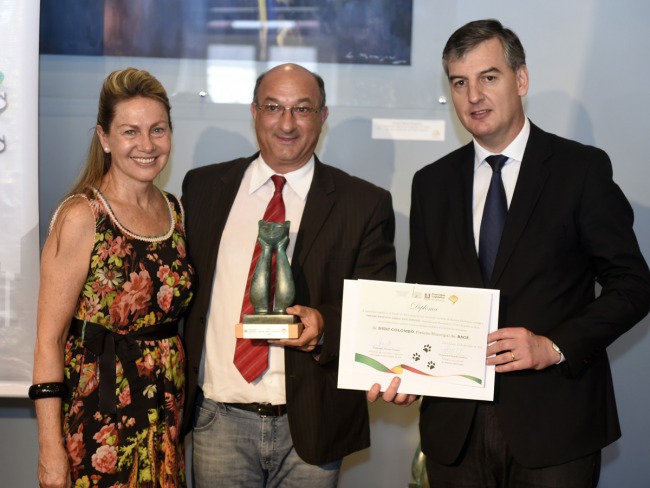 Dudu Colombo recebe prêmio prefeito amigo dos animais
