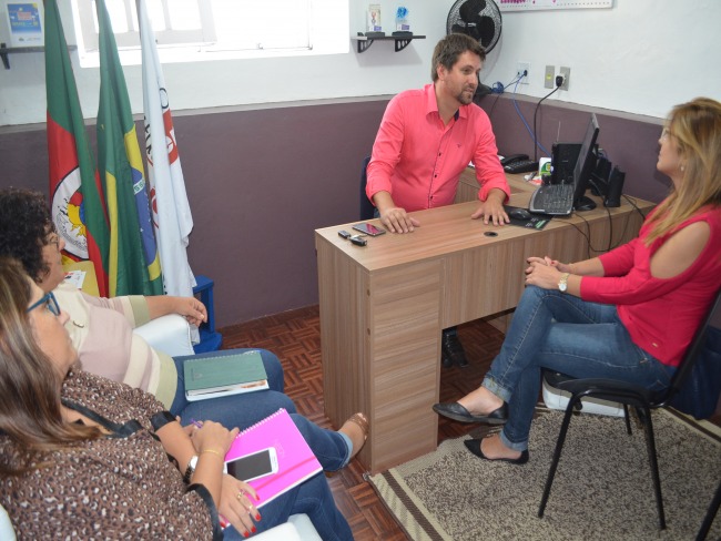 Secretária de Educação visita Escola Melani Granier depois da notícia do fechamento da instituição