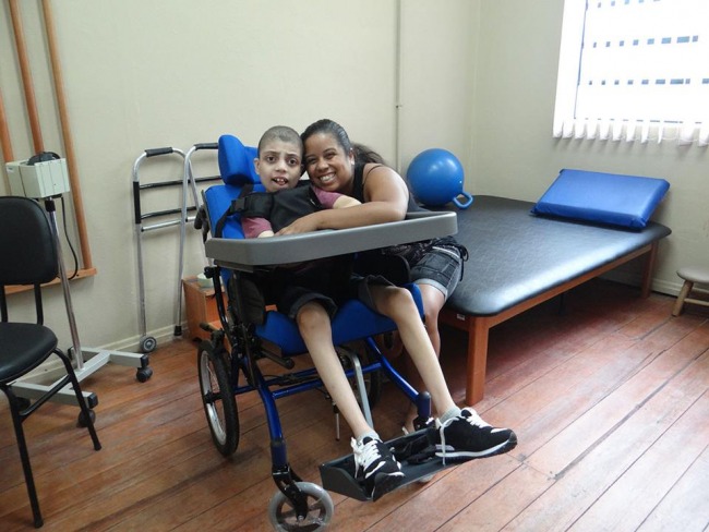 Centro de Reabilitação Física entrega cadeiras de rodas aos assistidos