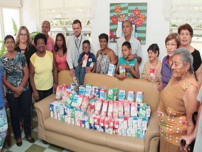 Secretaria de Cultura e entidades carnavalescas doam leite ao asilo José e Auta Gomes