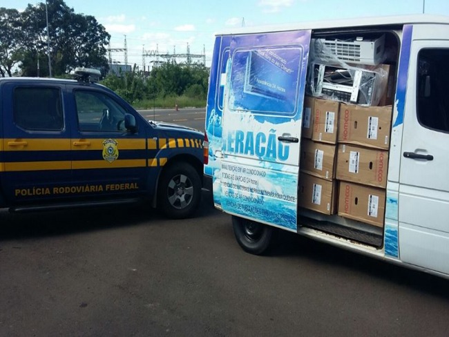 Van é apreendida pela Polícia Rodoviária Federal com 20 aparelhos de ar condicionado