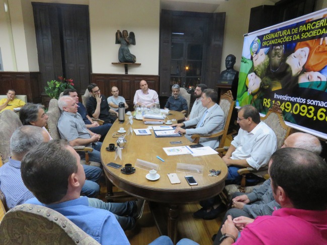 Comitiva da ACIBa se reúne com o prefeito para tratar sobre os aumentos nas cargas tributárias 