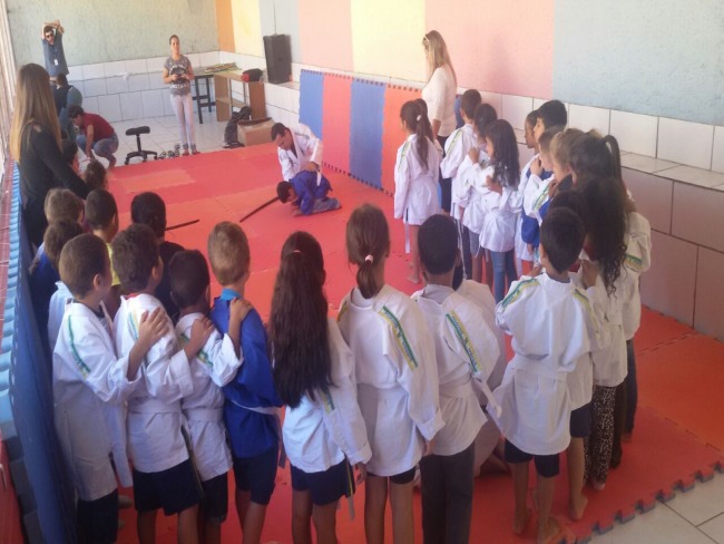 Escola Municipal Marianinha Lopes oferece oficina de judô aos alunos