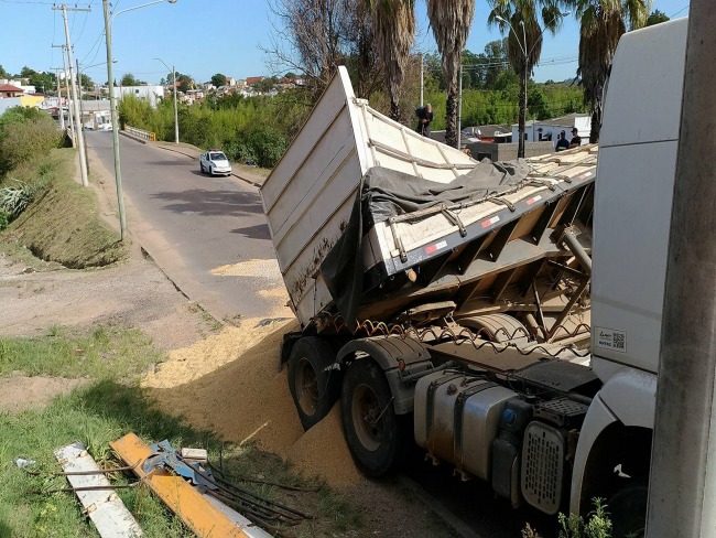 Acidente com caminhão que transportava arroz bloqueia rua em Bagé