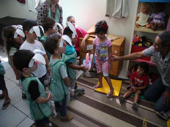 Alunos da Bibliotequinha entregam cesta de Páscoa para crianças de escola municipal