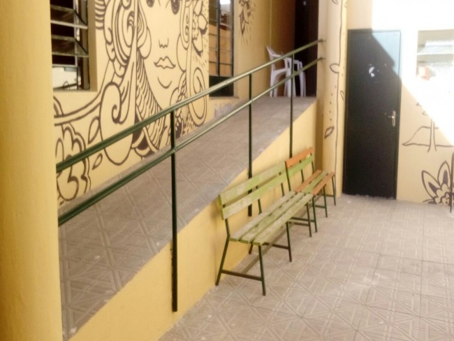Residentes da Unidade de Acolhimento Adulto realizam pintura em prédios da saúde em Bagé