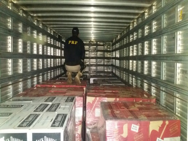 Polcia Rodoviria Federal apreende carga de bebidas avaliada em R$ 500 mil em Acegu 