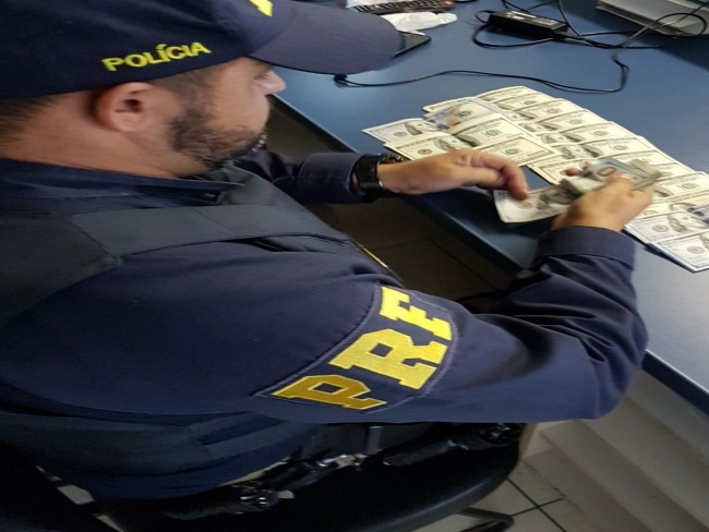 Polcia Rodoviria Federal apreende 16 mil dlares em Santana do Livramento