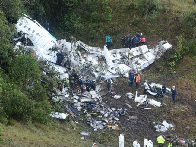 Avio com equipe da Chapecoense cai na Colmbia e deixa mortos