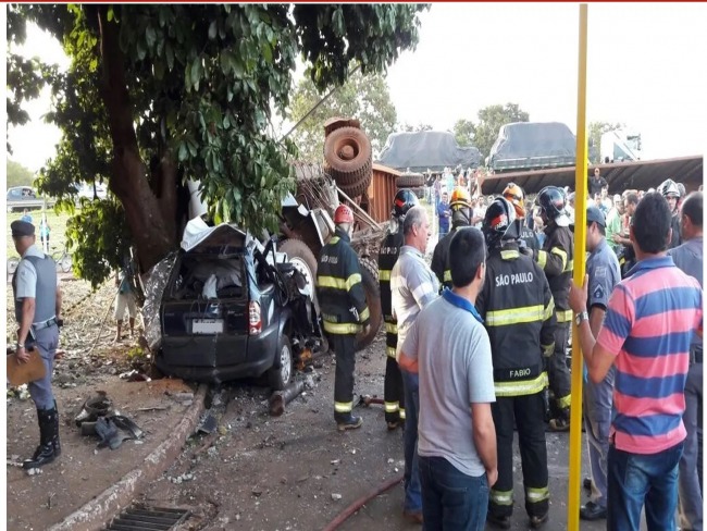 Caminho tomba, esmaga dois carros e uma pessoa morre em Luiz Antnio, SP