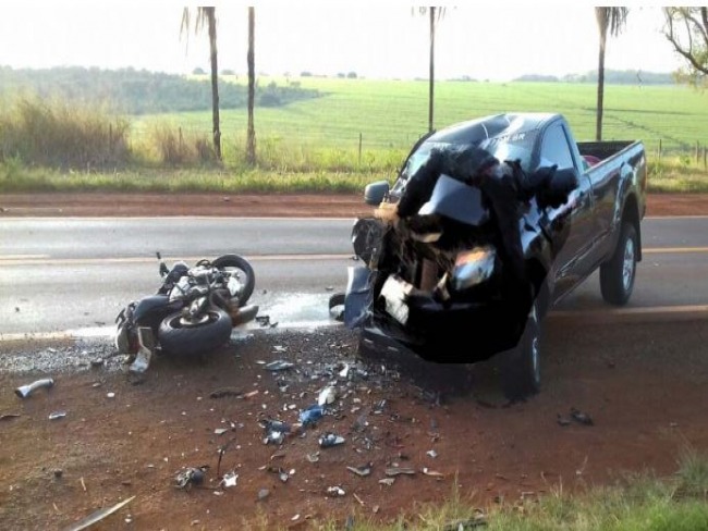 Mais um acidente  Dois mortos em coliso moto camionete