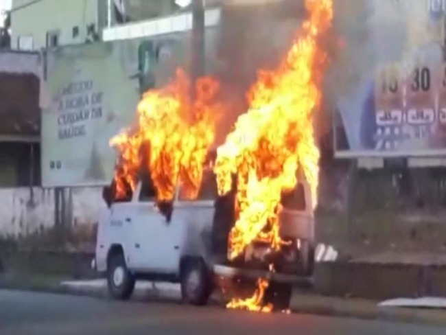 Kombi pega fogo no meio da rua em Santa Adlia SP