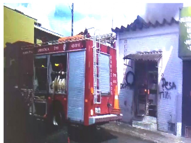 Bombeiros combatem incndio em loja no centro de Jaboticabal na tarde de sbado