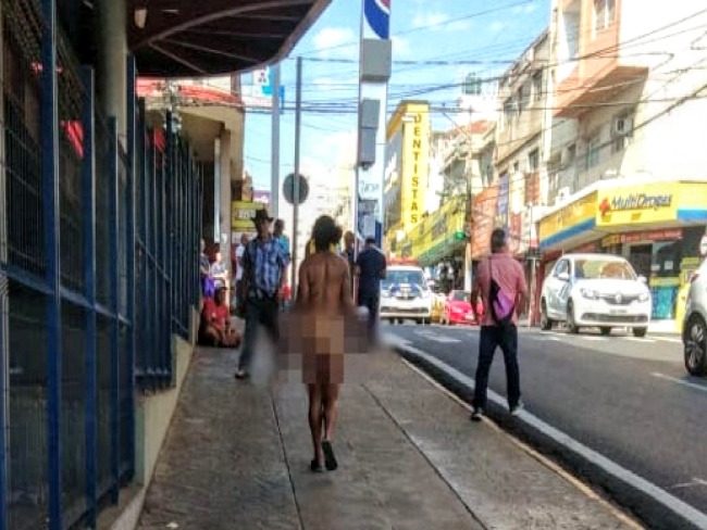 Mulher 'desfila' nua pelo Centro de Rio Preto