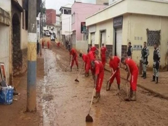 Juiz manda presos limpar cidade mineira devastada pela chuva