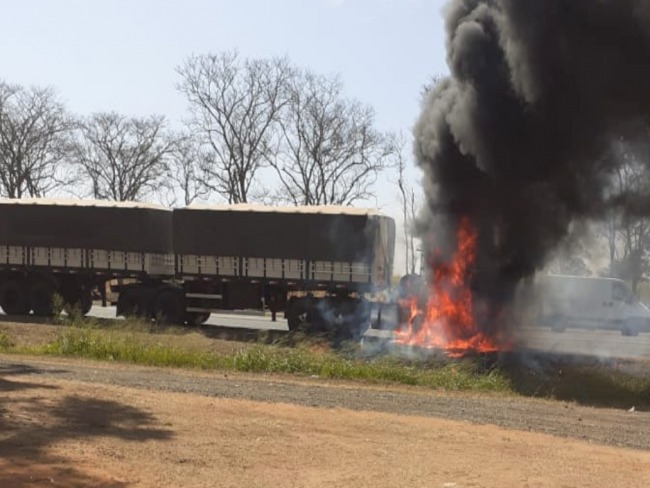Caminhão bitrem pega fogo na rodovia Washignto Luiz.