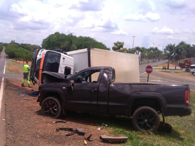 Acidente entre caminhonete e caminhão deixa , três vítimas em Itajobi
