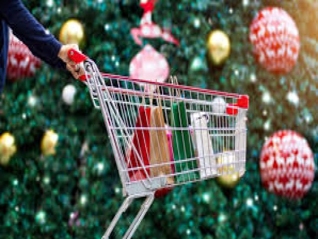 26% dos brasileiros que pretendem ir s compras no Natal possuem contas em atraso, apontam CNDL/SPC Brasil