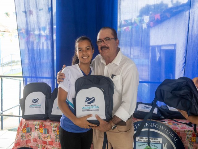 05/06 Prefeitura de Agrestina realiza entrega de cerca de 3.800 kits escolares para alunos da Rede Municipal de Ensino 