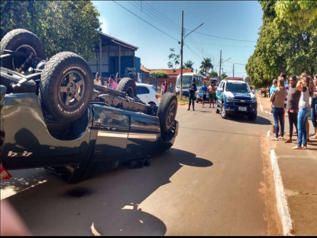 DEODPOLIS: Coliso entre dois carros capota caminhonete 