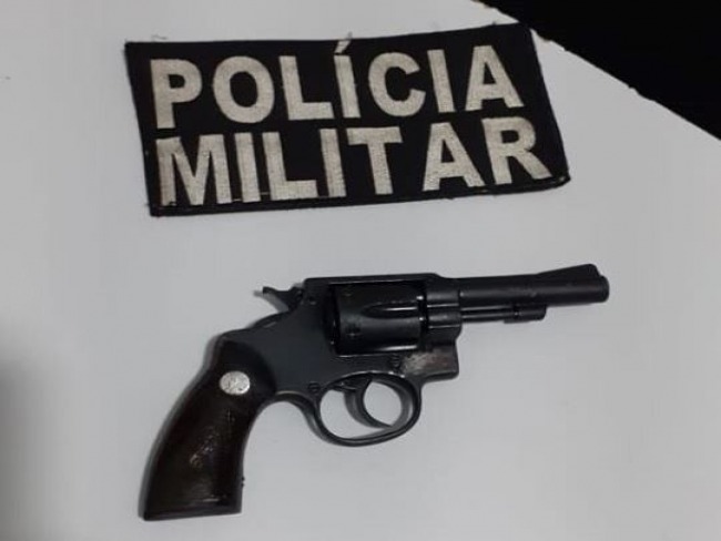 DEODPOLIS: Aps denncias, homem de 48 anos foi preso com revolver calibre 32