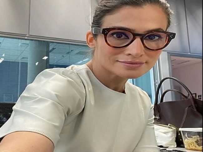 Renata Vasconcellos posta selfie no trabalho e marmita chama ateno dos internautas