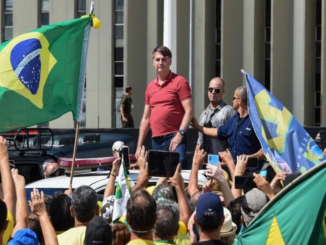 Bolsonaro reúne ministros da ala militar no Alvorada após manifestação