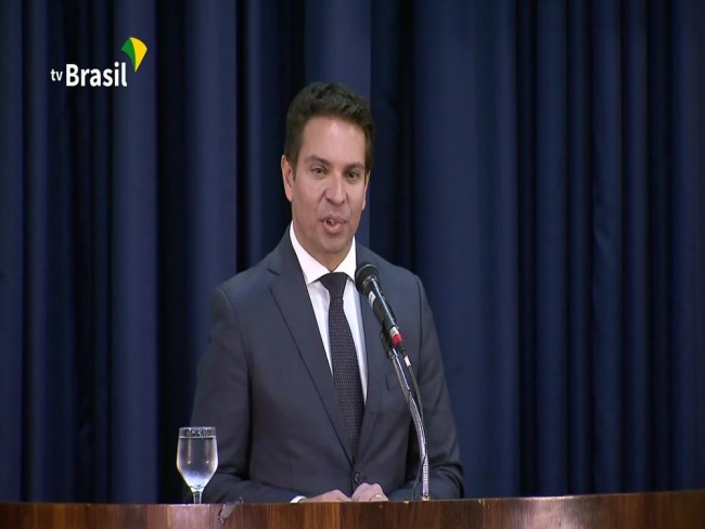 STF suspende nomeação de amigo dos filhos de Bolsonaro para chefiar PF após demissão de Moro