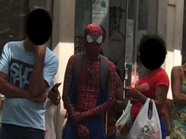 AT HERI: Homem-Aranha  flagrado na fila para receber auxlio emergencial