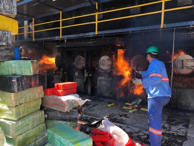 Polcia incinera 12 toneladas de maconha apreendidas em MS
