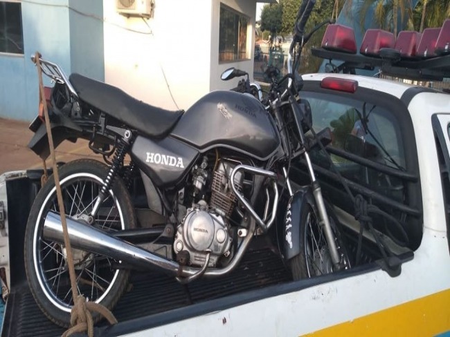 Adolescente é detido ao tentar comercializar motocicleta com peças ilícitas
