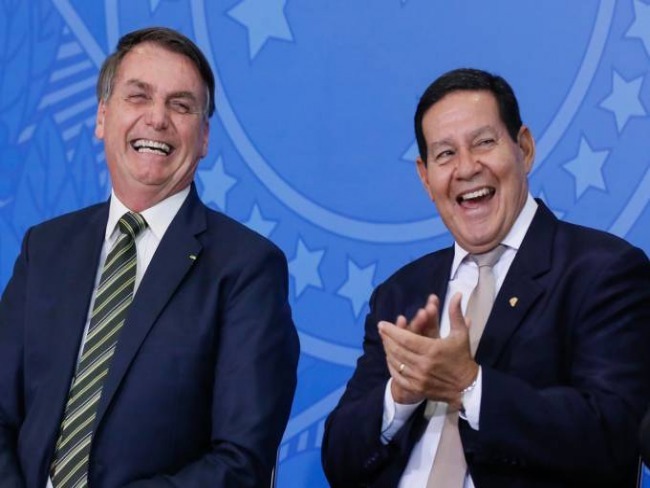 Moraes pede vista e TSE adia julgamento de 2 ações contra chapa Bolsonaro-Mourão