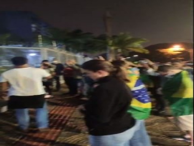 Apoiadores de Bolsonaro pedem liberdade de blogueiro preso em frente  PF