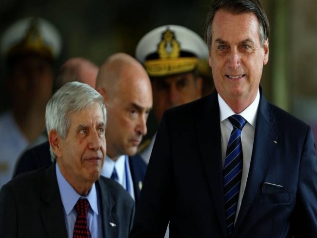 Bolsonaro reajusta bnus para atender militares das Foras Armadas
