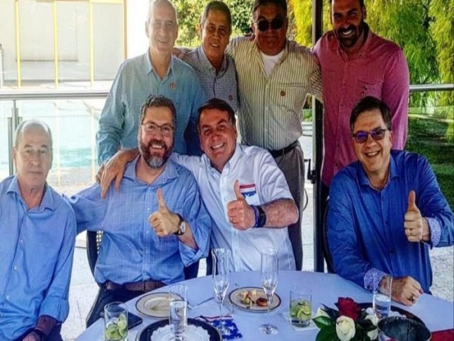 Bolsonaro almoa com embaixador para comemorar independncia dos EUA