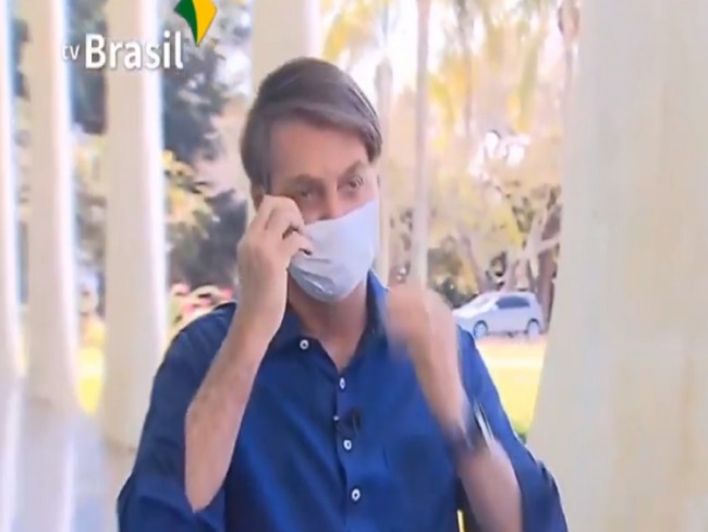 Infectado por coronavrus, Bolsonaro retira mscara em entrevista coletiva ao vivo