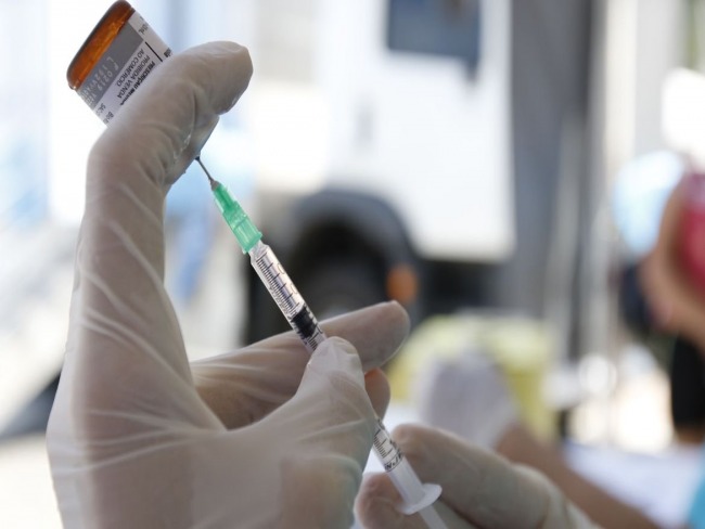 Vacina chinesa também se mostra segura e produz resposta imunológica, diz estudo