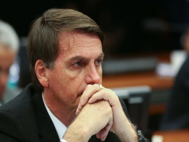 Em live, Bolsonaro afirma estar com 'mofo no pulmão' após coronavírus