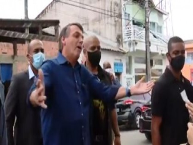 Bolsonaro pede para menino tirar mscara antes de aperto de mo: Fica  vontade