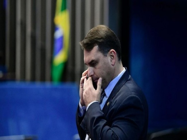 Juza atende Flvio Bolsonaro e probe Globo de exibir documentos de caso rachadinhas
