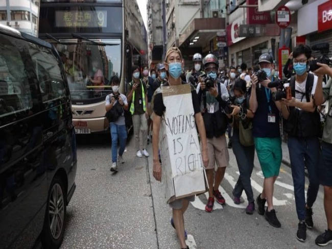 Polcia de Hong Kong prende 90 em protestos contra o adiamento das eleies