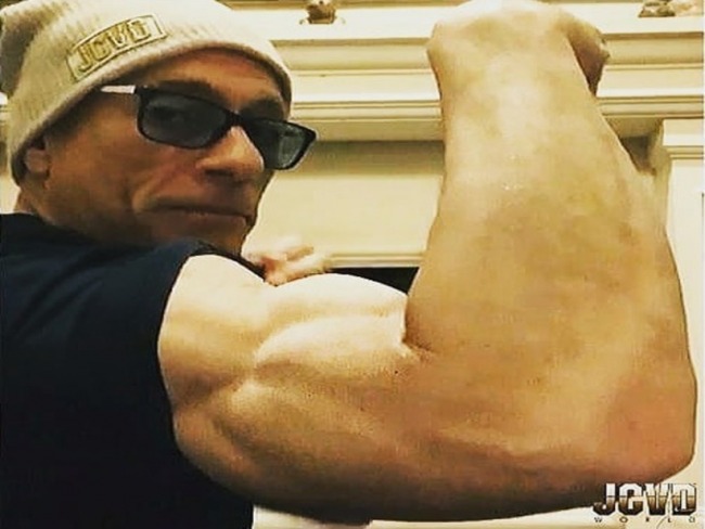 Aos 59, Jean-Claude Van Damme impressiona com bceps gigante
