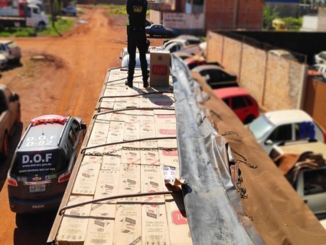 Contrabandista foge da polcia e abandona carreta lotada de cigarros do Paraguai