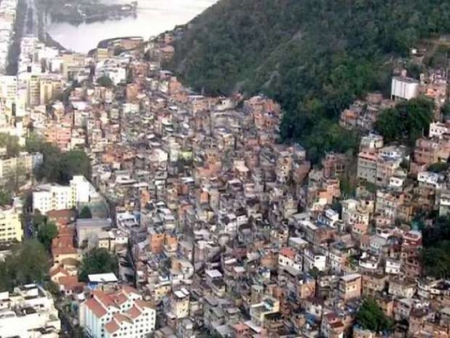 Adolescente sofre estupro coletivo em favela do Rio; dois suspeitos so menores