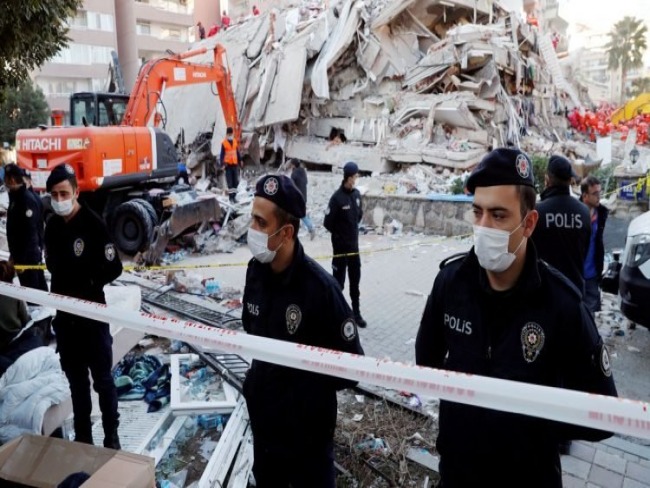 Sobe para 26 total de mortos por terremoto na Turquia e Grcia