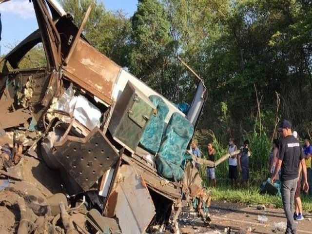 Acidente entre nibus e carreta deixa 22 mortos no interior de So Paulo
