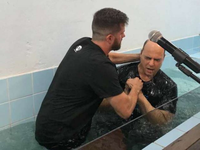 Em meio a afastamento, Wilson Witzel se batiza em igreja evangélica do Rio